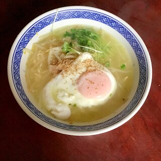 目玉焼きとカイワレ塩ラーメン。